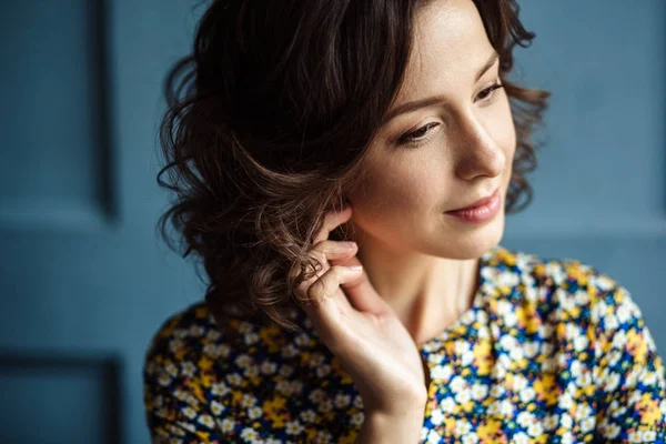 Doğal makyaj ve saç modeli ile bir renk içinde ihale genç kadın