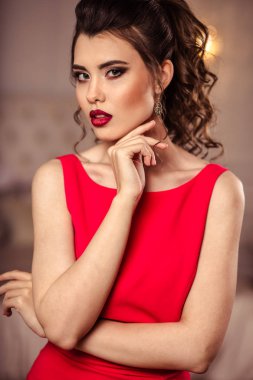 iç muhteşem kırmızı akşam elbiseli genç bayan