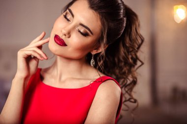 iç muhteşem kırmızı akşam elbiseli genç bayan