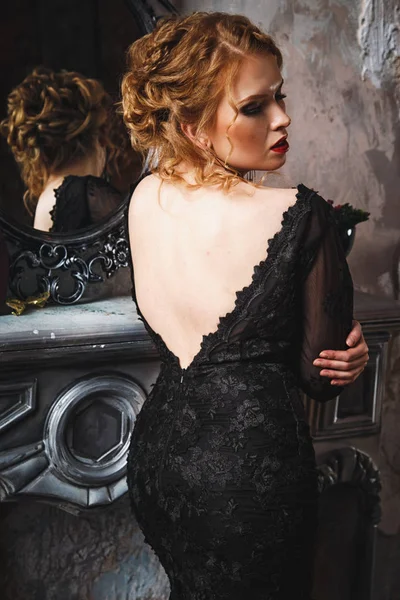 Şehvetli bayanın çıplak arka ile siyah gece elbisesi — Stok fotoğraf