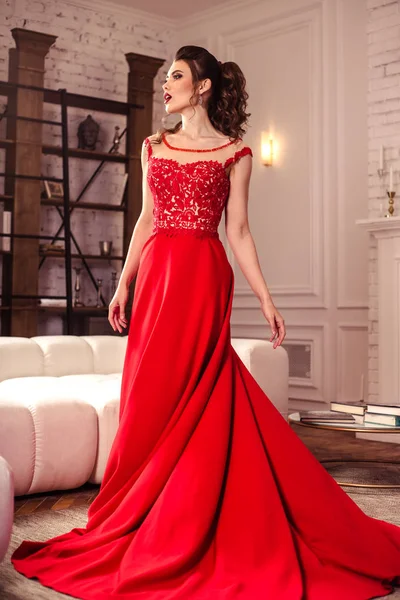 内部の豪華な赤いイブニング ドレスの若い女性 — ストック写真