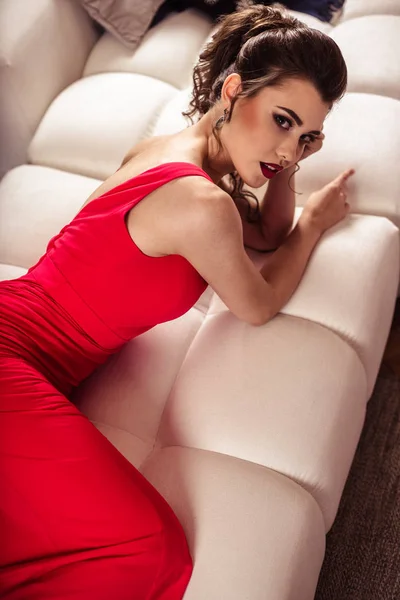 年轻的女士，在华丽的红色晚礼服，在室内 — 图库照片