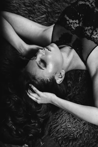 Retrato de sensual jovem mulher em um preto lingerie sobre natal fundo — Fotografia de Stock