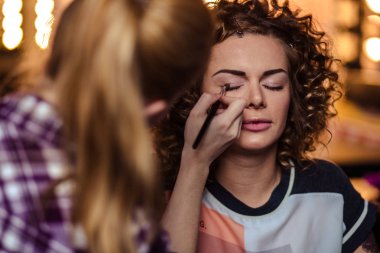 Hazırlık makyaj sanatçısı ile genç kadının portresi