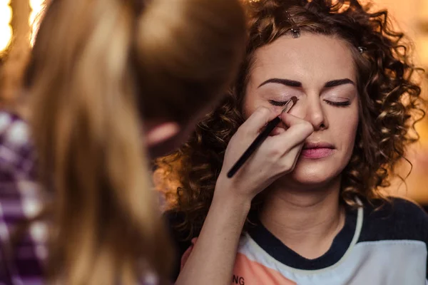 Retrato de la preparación de la mujer joven con el artista del maquillaje —  Fotos de Stock