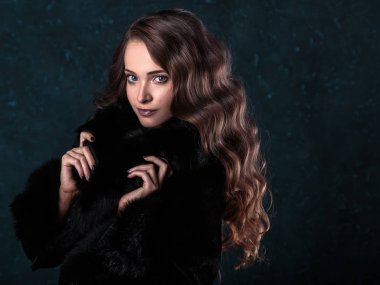Kürk giyen mükemmel doğal makyaj ve saç stili ile genç esmer kadın. moda Güzellik Portresi