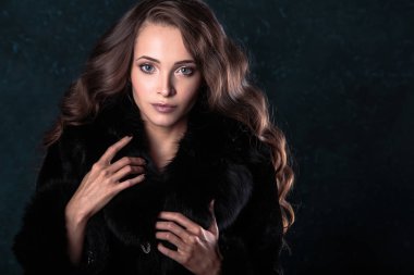 Kürk giyen mükemmel doğal makyaj ve saç stili ile genç esmer kadın. moda Güzellik Portresi
