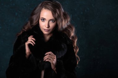 Kürk giyen mükemmel doğal makyaj ve saç stili ile genç esmer kadın. moda Güzellik Portresi