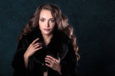Kürk giyen mükemmel doğal makyaj ve saç stili ile genç esmer kadın. moda Güzellik Portresi