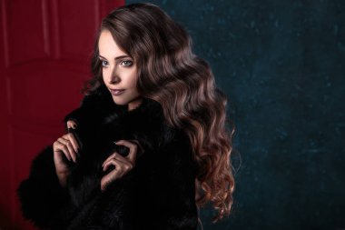 Kürk giyen mükemmel doğal makyaj ve saç stili ile genç esmer kadın. moda Güzellik Portresi