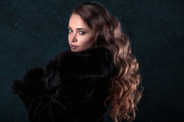 Kürk giyen mükemmel doğal makyaj ve saç stili ile genç esmer kadın. moda Güzellik Portresi