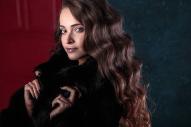 Kürk giyen mükemmel doğal makyaj ve saç stili ile genç esmer kadın. moda Güzellik Portresi