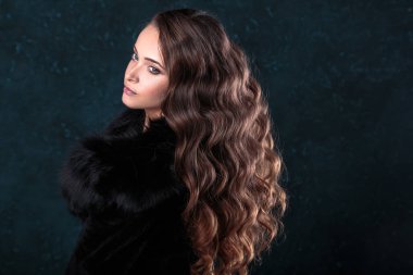 Kürk giyen mükemmel doğal makyaj ve saç stili ile genç esmer kadın. moda Güzellik Portresi