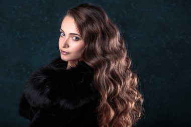 Kürk giyen mükemmel doğal makyaj ve saç stili ile genç esmer kadın. moda Güzellik Portresi