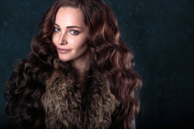 Kürk giyen mükemmel doğal makyaj ve saç stili ile genç esmer kadın. moda Güzellik Portresi
