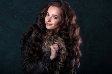 Kürk giyen mükemmel doğal makyaj ve saç stili ile genç esmer kadın. moda Güzellik Portresi