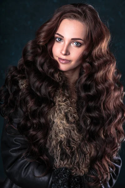 Młoda brunetka kobieta z doskonały naturalny makijaż i włosy styl noszenia futer. moda uroda portret — Zdjęcie stockowe