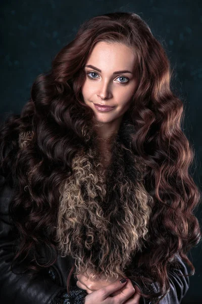 Young brunette woman with perfect natural makeup and hair style wearing furs. fashion beauty portrait — Stock Photo, Image
