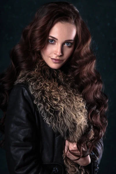 Giovane donna bruna con un trucco naturale perfetto e uno stile di capelli che indossa pellicce. moda ritratto di bellezza — Foto Stock