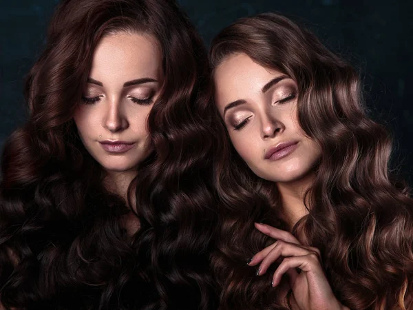 Hermosas gemelas mujeres jóvenes con maquillaje natural y estilo de pelo posando desnuda cubierta de tela gris, primer plano retrato —  Fotos de Stock
