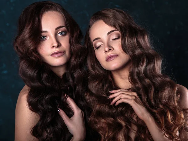 Doğal makyaj ve saç stili çıplak poz güzel ikiz genç kadınlarla gri kumaş, portre portre ile kaplı — Stok fotoğraf