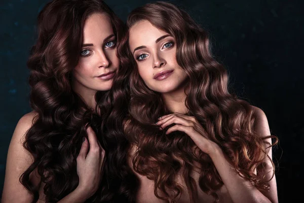Schöne Zwillinge junge Frauen mit natürlichem Make-up und Frisur posieren nackt mit grauem Tuch bedeckt, Nahaufnahme Porträt — Stockfoto
