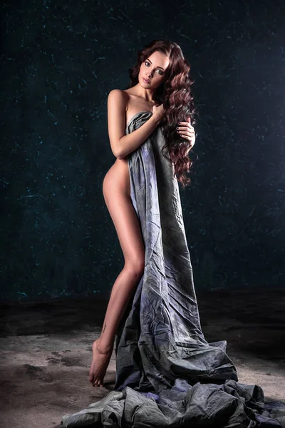 Güzel genç kadın çıplak kapsayan gri kumaş ile poz doğal makyaj ve saç stili ile — Stok fotoğraf