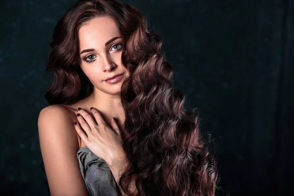 Hermosa joven con maquillaje natural y estilo de pelo posando cubierta desnuda con tela gris —  Fotos de Stock