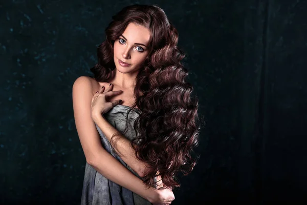 Hermosa joven con maquillaje natural y estilo de pelo posando cubierta desnuda con tela gris —  Fotos de Stock