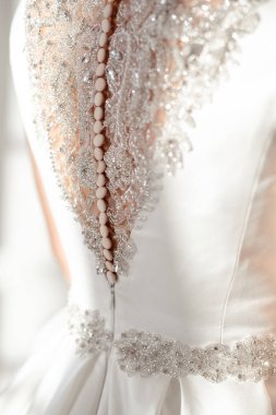 yakın çekim zarif saç ve makyaj, gelinlik ayrıntılarını güzel esmer gelin portresi