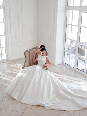 zarif saç ve makyaj uzun lüks gelinlik giyen güzel esmer gelin portresi