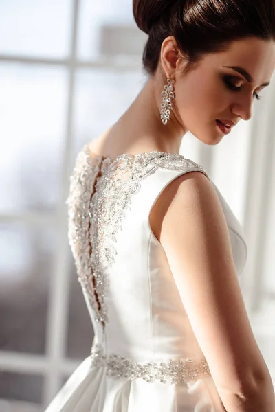 Ritratto ravvicinato di bella sposa bruna con acconciatura elegante e trucco, dettagli dell'abito da sposa — Foto Stock