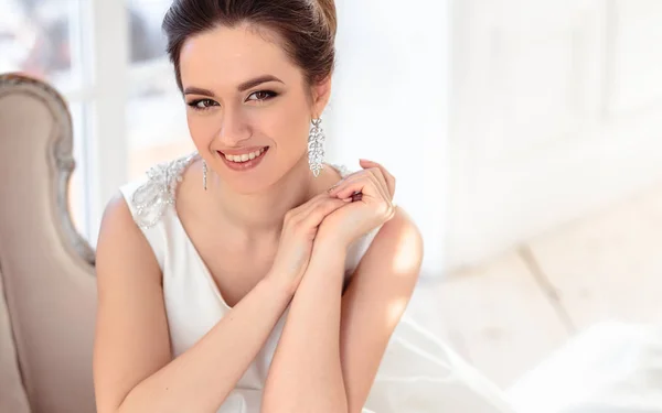 Nahaufnahme Porträt der schönen brünetten Braut mit eleganter Frisur und Make-up trägt lange Luxus-Hochzeitskleid — Stockfoto