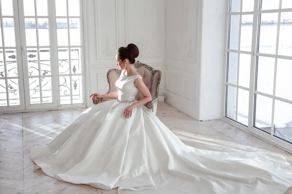 エレガントなヘアスタイルとメイク豪華な長い結婚式のドレスを着ている美しいブルネット花嫁の肖像画 — ストック写真