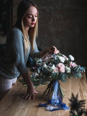 İş yerinde çiçekçi: genç ve güzel sarışın kadın moda modern buket farklı çiçek tutan