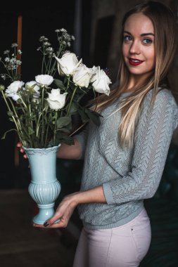 İş yerinde çiçekçi: genç ve güzel sarışın kadın moda modern buket farklı çiçek tutan