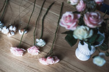 Çiçekçi işyeri: çiçek ve aksesuarları bir vintage ahşap masa üzerinde. yumuşak odak