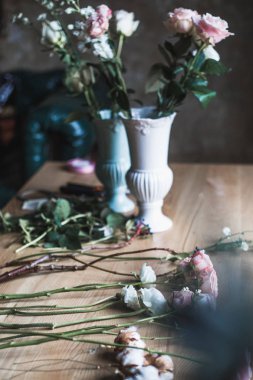 Çiçekçi işyeri: çiçek ve aksesuarları bir vintage ahşap masa üzerinde. yumuşak odak