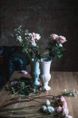 Çiçekçi işyeri: çiçek ve aksesuarları bir vintage ahşap masa üzerinde. yumuşak odak