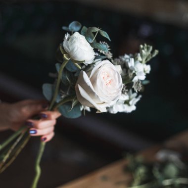 İş yerinde çiçekçi: genç ve güzel sarışın kadın moda modern buket farklı çiçek tutan