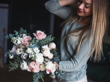 İş yerinde çiçekçi: genç ve güzel sarışın kadın moda modern buket farklı çiçek tutan