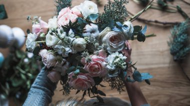 İş yerinde çiçekçi: genç ve güzel sarışın kadın moda modern buket farklı çiçek tutan