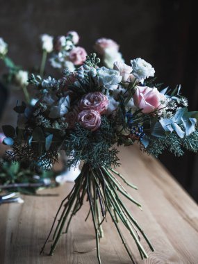 Çiçekçi işyeri: çiçek ve aksesuarları bir vintage ahşap masa üzerinde. yumuşak odak. Bir tabloda basit kompozisyon bir vazoda modern buket