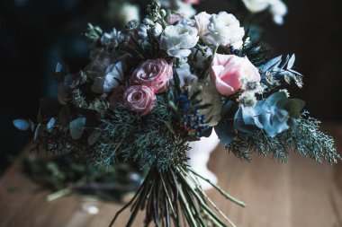 Çiçekçi işyeri: çiçek ve aksesuarları bir vintage ahşap masa üzerinde. yumuşak odak. Bir tabloda basit kompozisyon bir vazoda modern buket