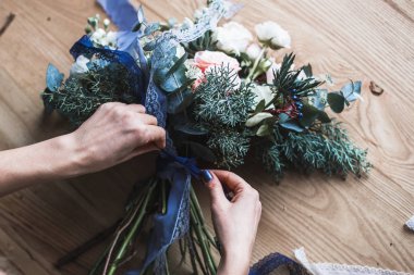 İş yerinde çiçekçi: genç ve güzel sarışın kadın moda modern buket farklı çiçek tutan