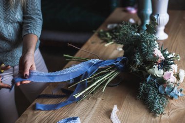 İş yerinde çiçekçi: genç ve güzel sarışın kadın moda modern buket farklı çiçek tutan