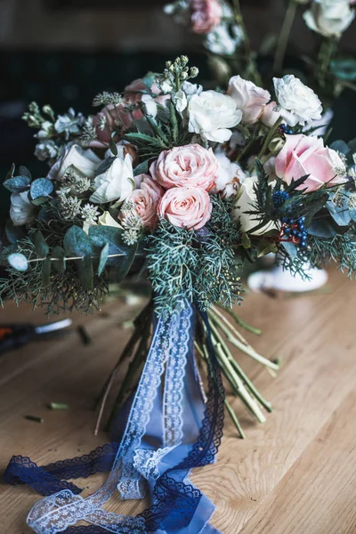 Floristik-Arbeitsplatz: Blumen und Accessoires auf einem Holztisch. Weichzeichner. modernes Bouquet in einer Vase auf einem Tisch, einfache Komposition — Stockfoto