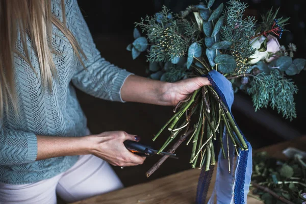 Florista en el trabajo: mujer rubia bastante joven sostiene ramo moderno de moda de diferentes flores — Foto de Stock