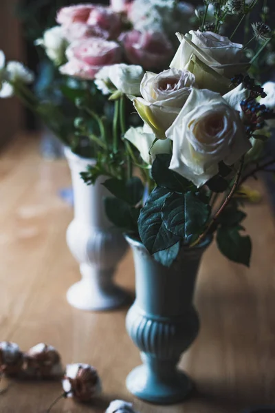 Local de trabalho florista: flores e acessórios em uma mesa de madeira vintage. foco suave — Fotografia de Stock