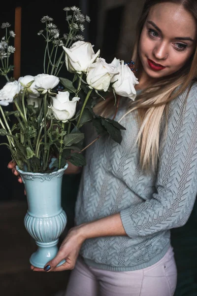 Florista en el trabajo: mujer rubia bastante joven sostiene ramo moderno de moda de diferentes flores — Foto de Stock